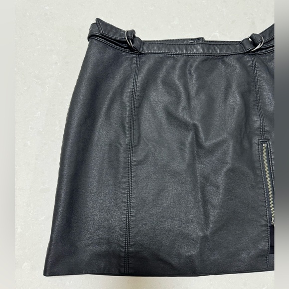 Free People Black Mini Skirt Faux Leather Size 8 - Picture 2 of 12